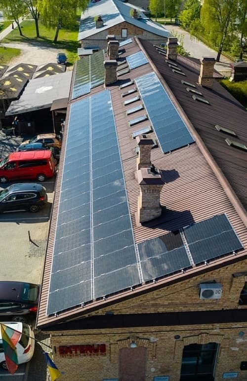 Patirtis: nuo įrangos gamybos iki saulės elektrinių