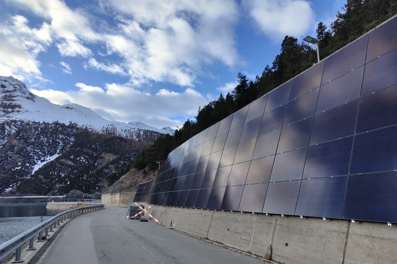 Blackstar saulės moduliai saulės elektrinėje Šveicarijoje
