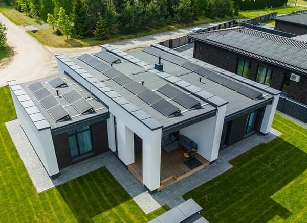 Saulės elektrinės ant žemės ir plokščio stogo