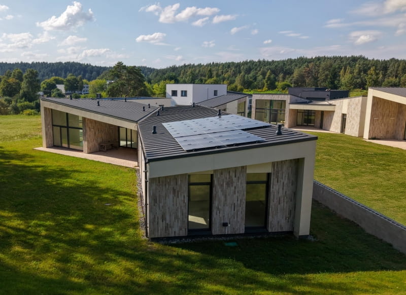 Privatus namas su saules elektrine ant stogo Vilniuje