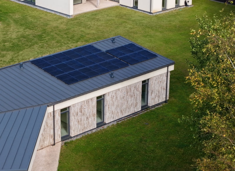 Privatus namas su saules elektrine ant stogo Vilniuje