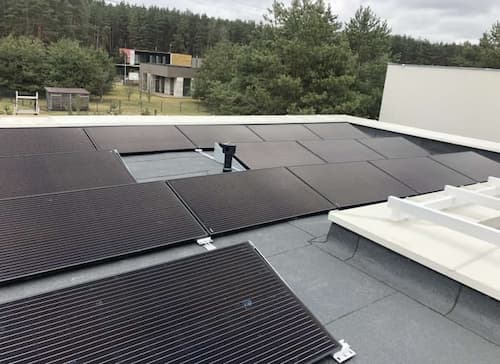 Saulės elektrinės ant plokščio stogo ir žemės