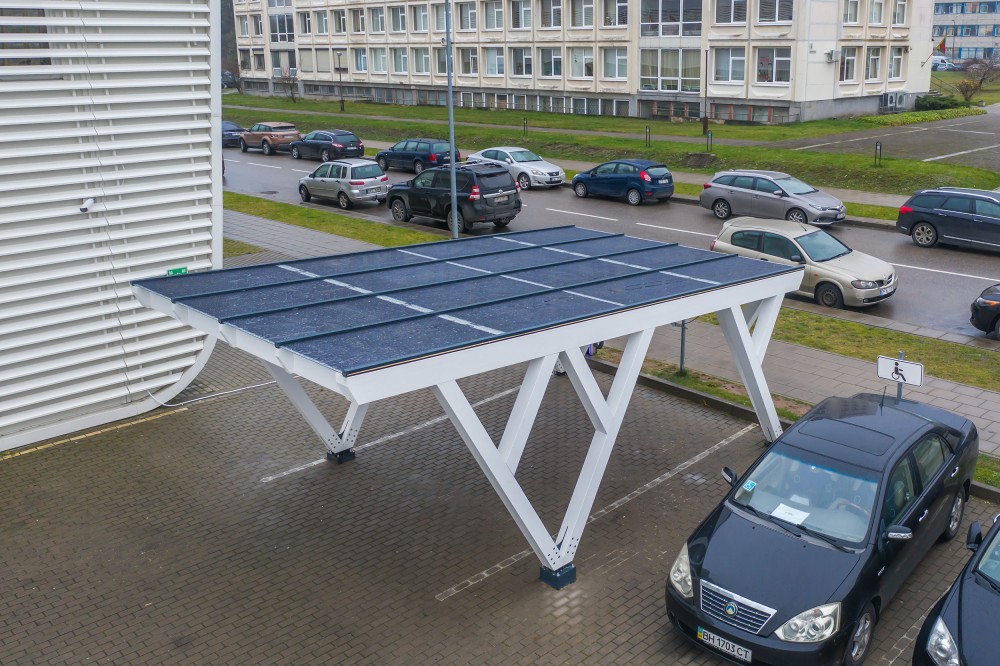 Automobilių stoginės su integruota saulės elektrine