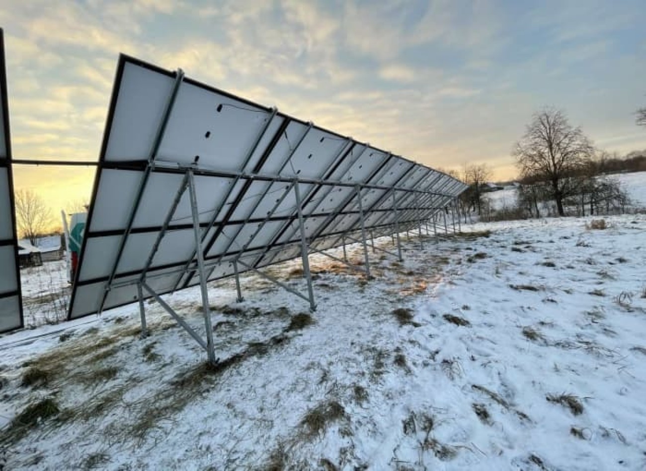 saules elektrines su standard moduliais ant zemes. antzemine konstrukcija